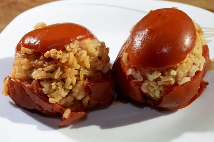 due pomodori ripieni di riso nel piatto