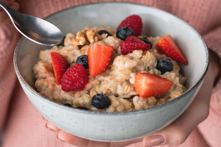 tazza di porridge con fragole e mirtilli