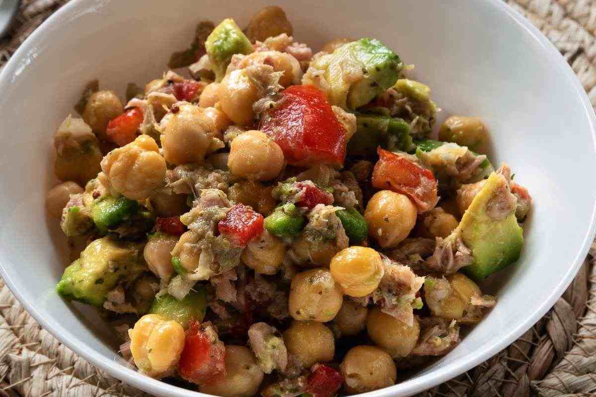 insalata di tonno, ceci, avocado e pomodori