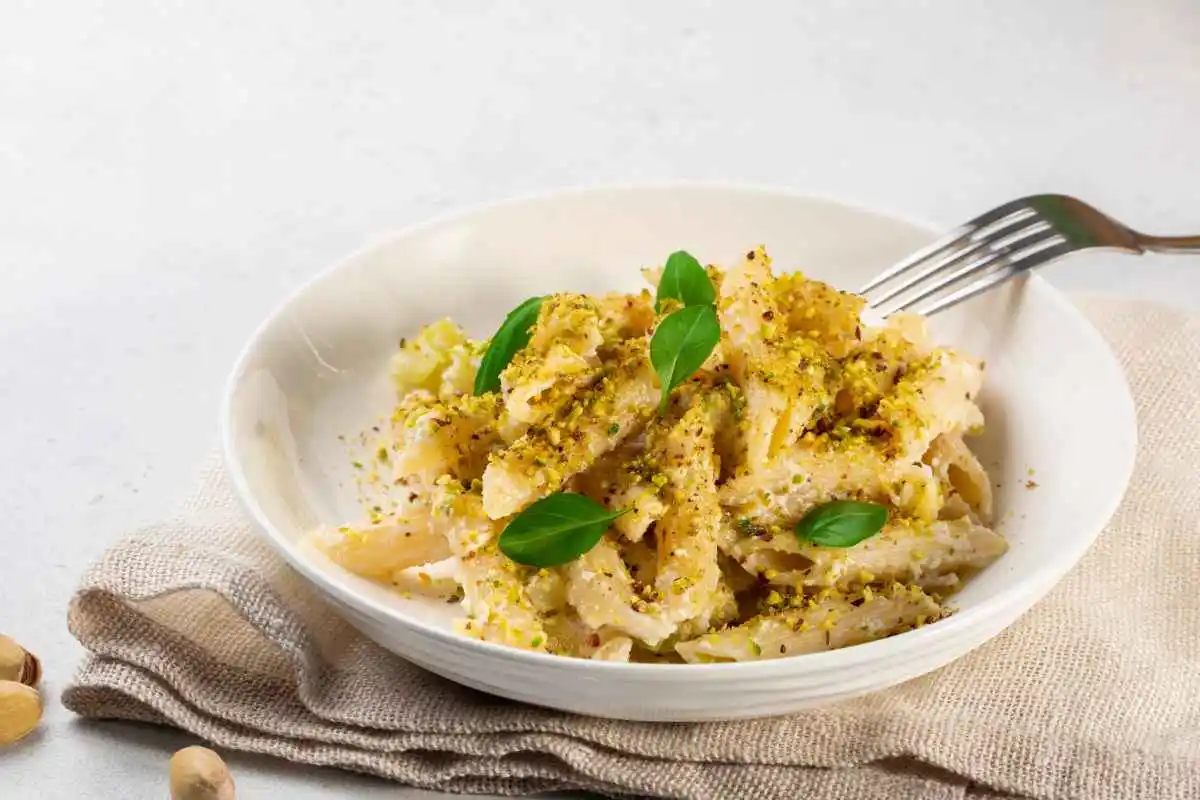 Piatto di penne con granella di pistacchi
