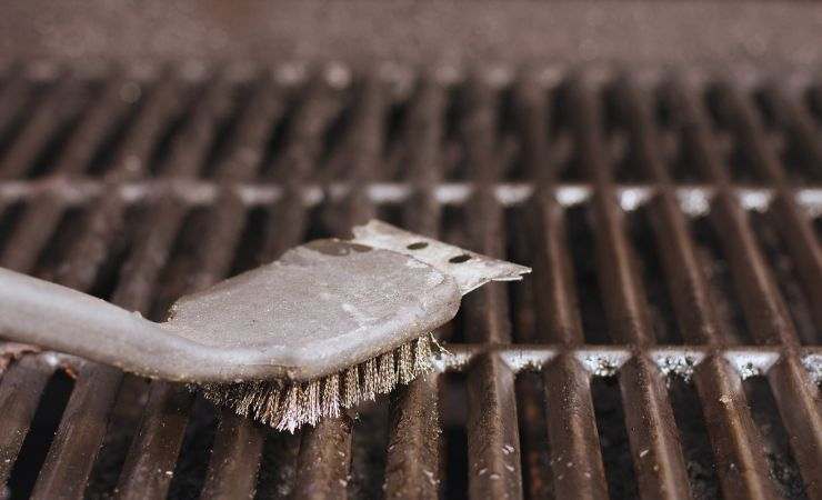 griglia pulita con una spazzola