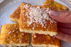 quadrotti al cocco su piatto bianco