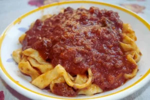 un piatto di fettuccine al ragù