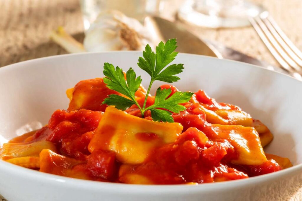 Piatto con ravioli al sugo