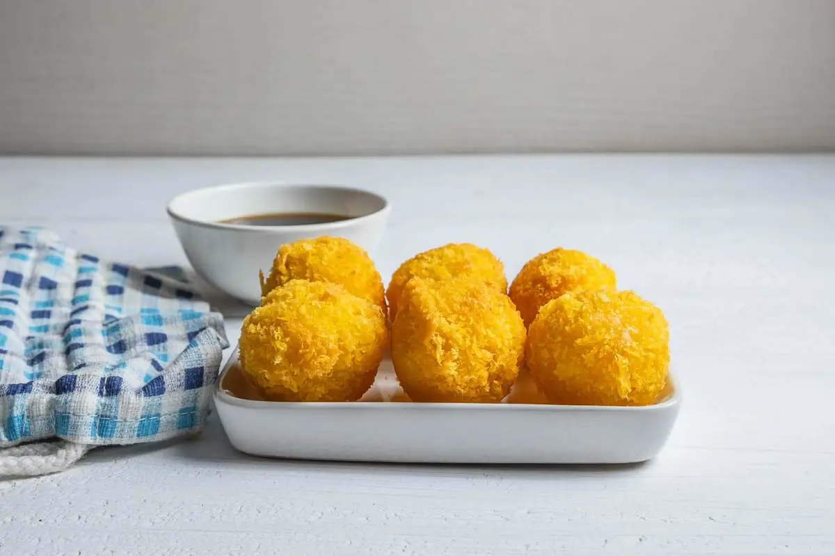 Vassoio con palline panate fritte