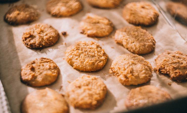 biscotti su di una teglia