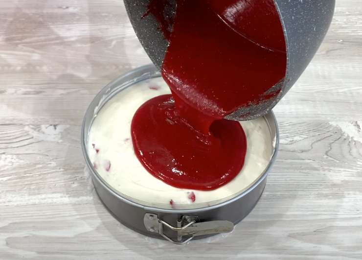 crema versata su un dolce
