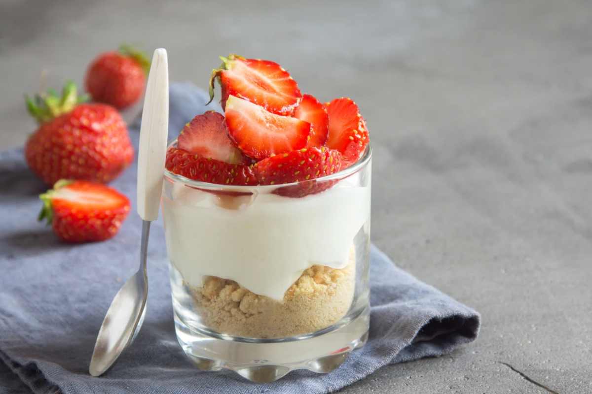 Bicchiere con cheesecake alle fragole