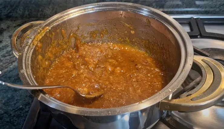 una pentola con della marmellata