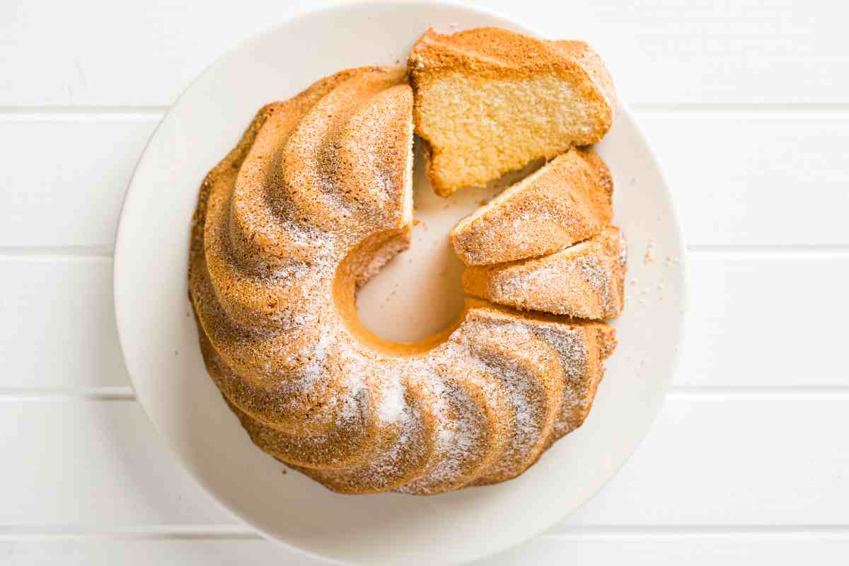 Ciambellone nel piatto con una fetta tagliata