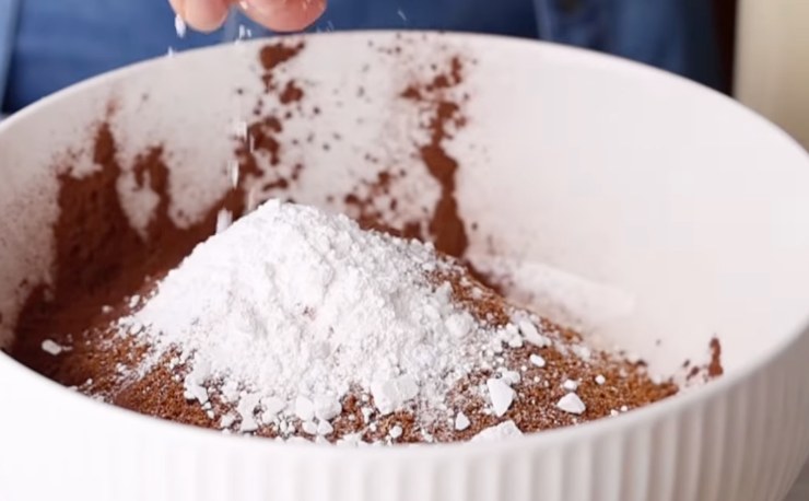 farine e cacao in una ciotola