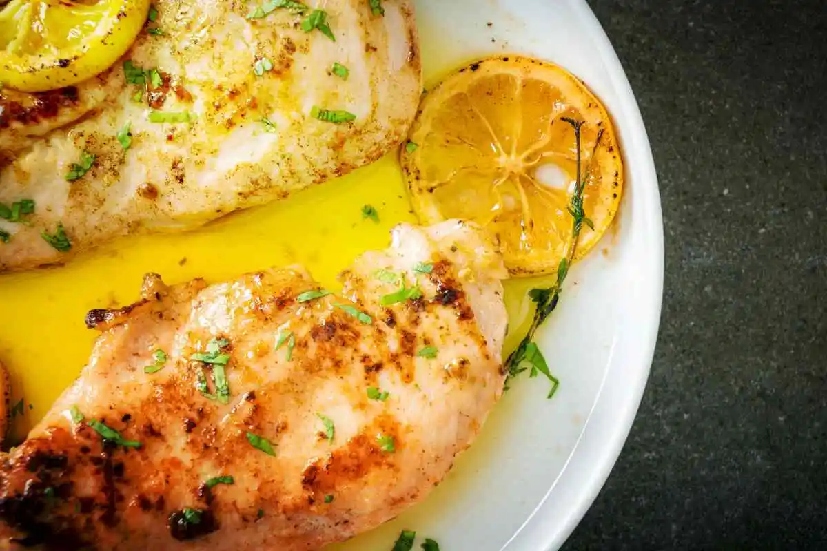 Pesce con fettine di limone e prezzemolo
