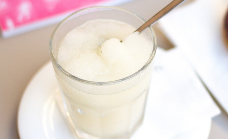 Granita in un bicchiere con cucchiaino