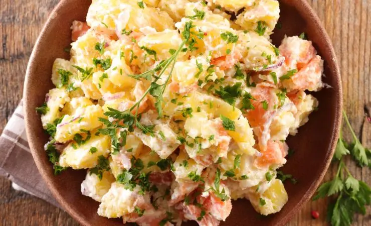 Piatto con insalata di patate e salmone
