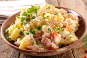 Insalata di patate, salmone e carote