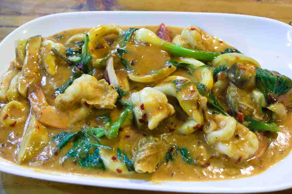 Piatto con calamari e salsa