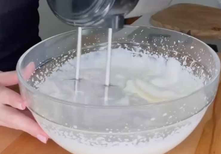panna montata in una ciotola