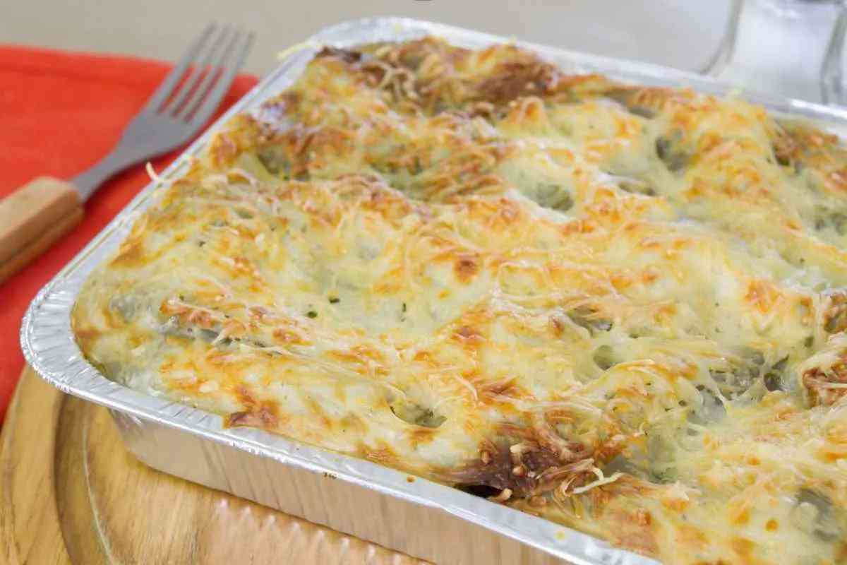 Lasagne bianche in una vaschetta