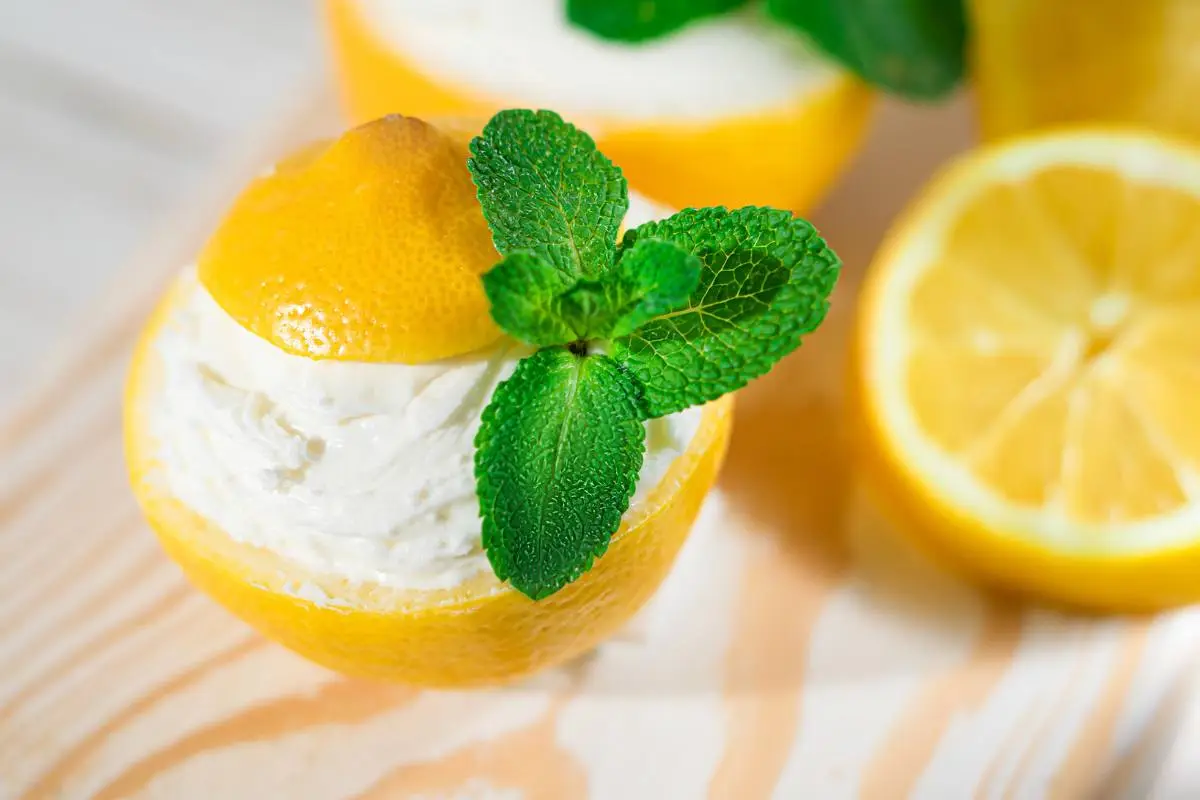 Limone farcito con foglie di menta
