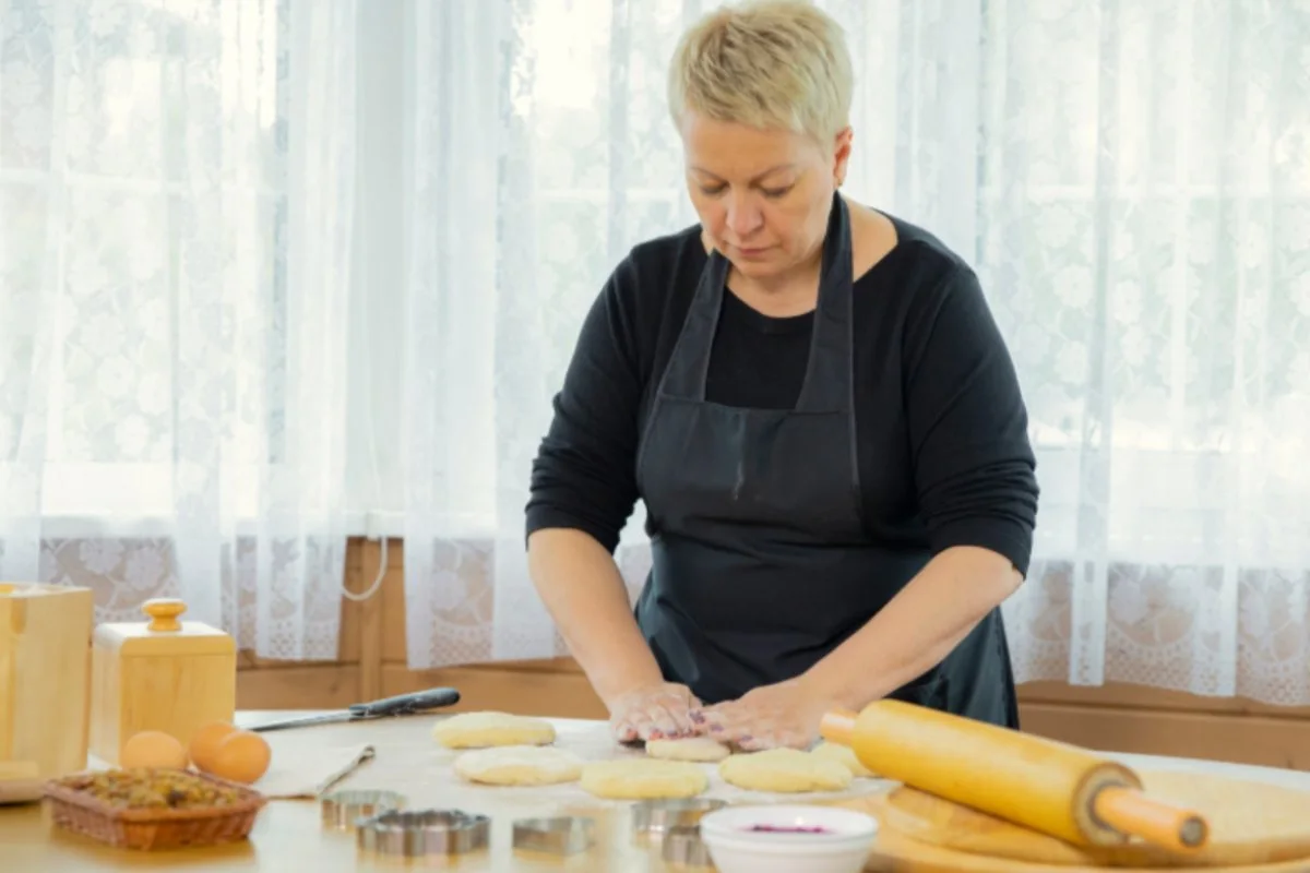 donna che impasta