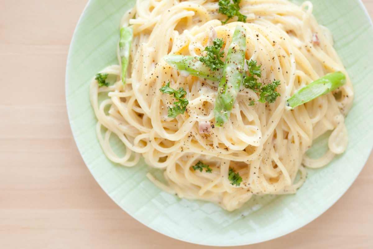 Piatto con spaghetti e salsa