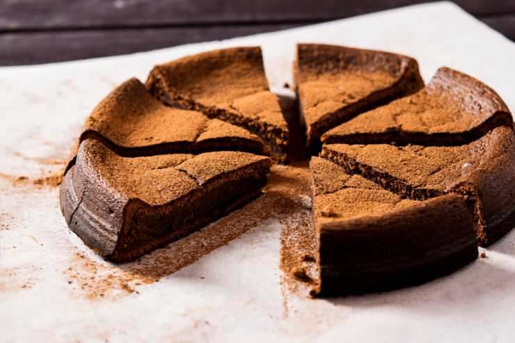 torta al cioccolato tagliata a fette