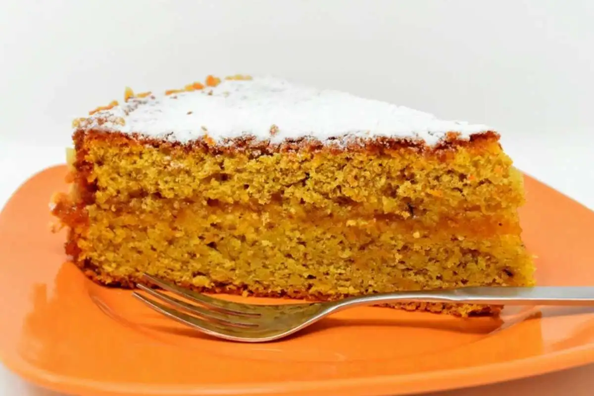 Fetta di torta di carote con zucchero a velo
