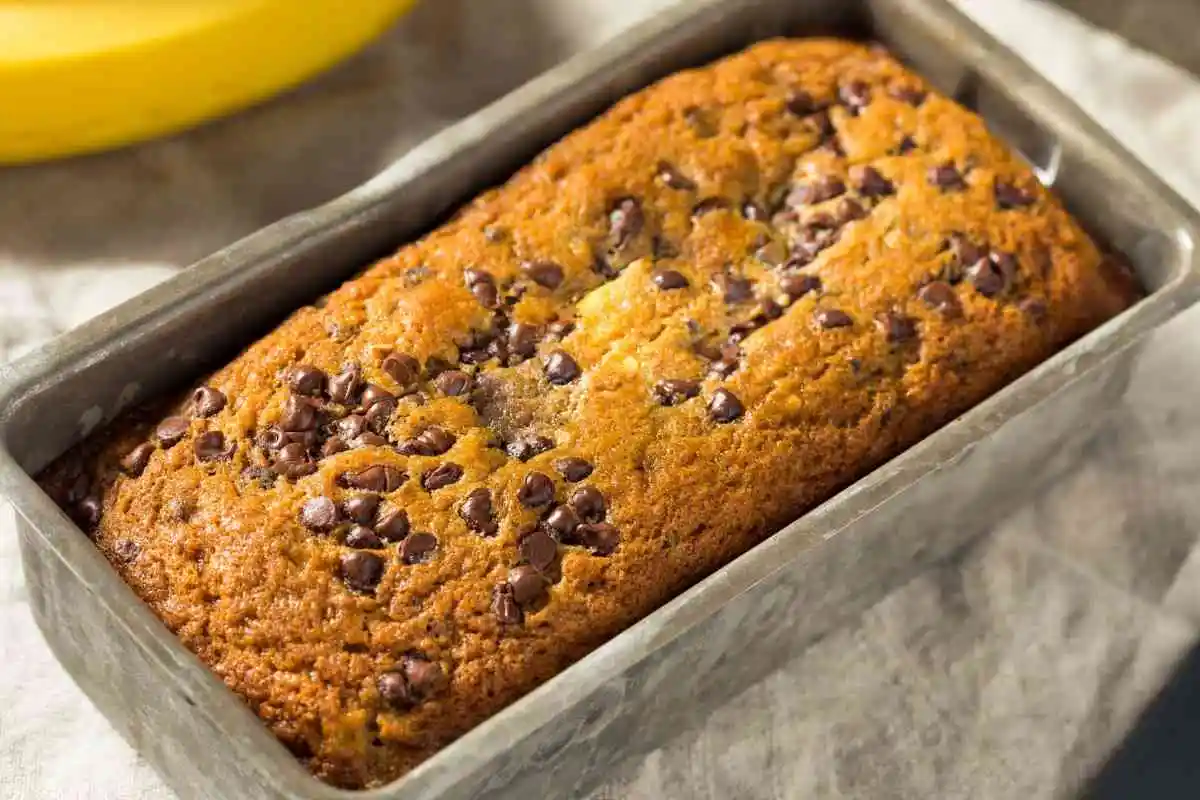 Torta con gocce di cioccolato in una teglia alta