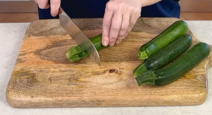 food blogger taglia zucchine su tagliere