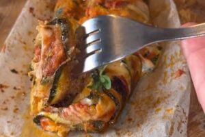 rotolo di zucchine con forchetta