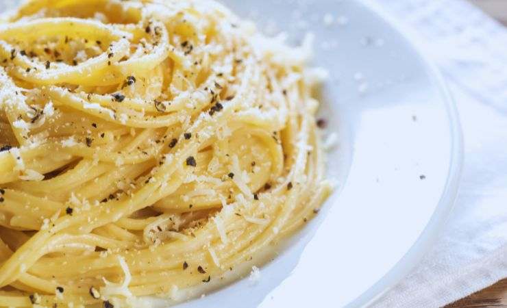 un piatto di pasta cacio e pepe