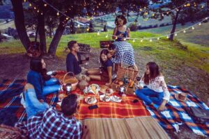un picnic con molti ragazzi