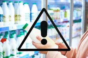 latte nel frigo e un segnale di pericolo