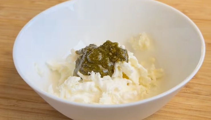 ciotola con burrata e crema di pistacchi