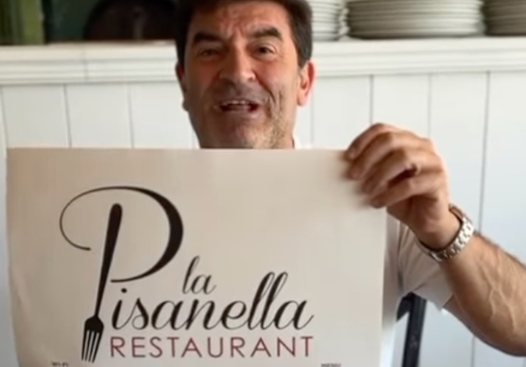max giusti con cartello in mano