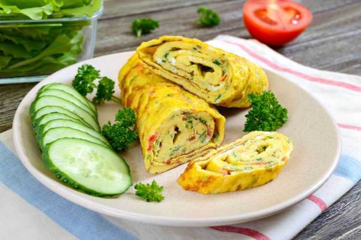 piatto con rotolo di frittata e cetrioli