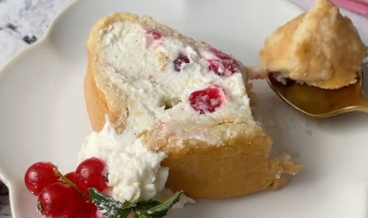 fetta di rotolo con crema mascarpone e frutta