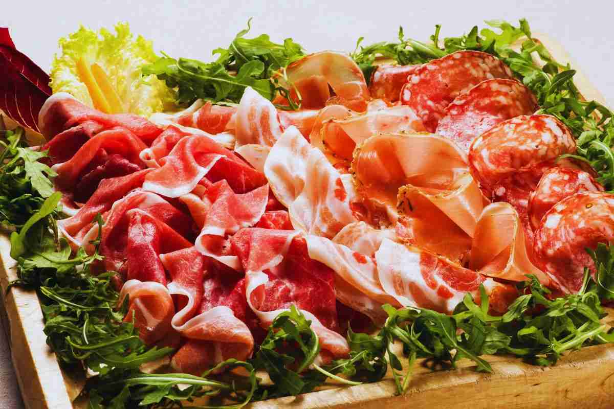 salumi e insalata su un tagliere