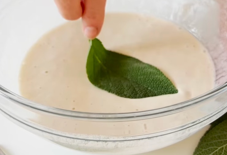 ciotola con pastella e foglia di salvia