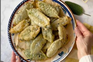 ciotola con salvia fritta