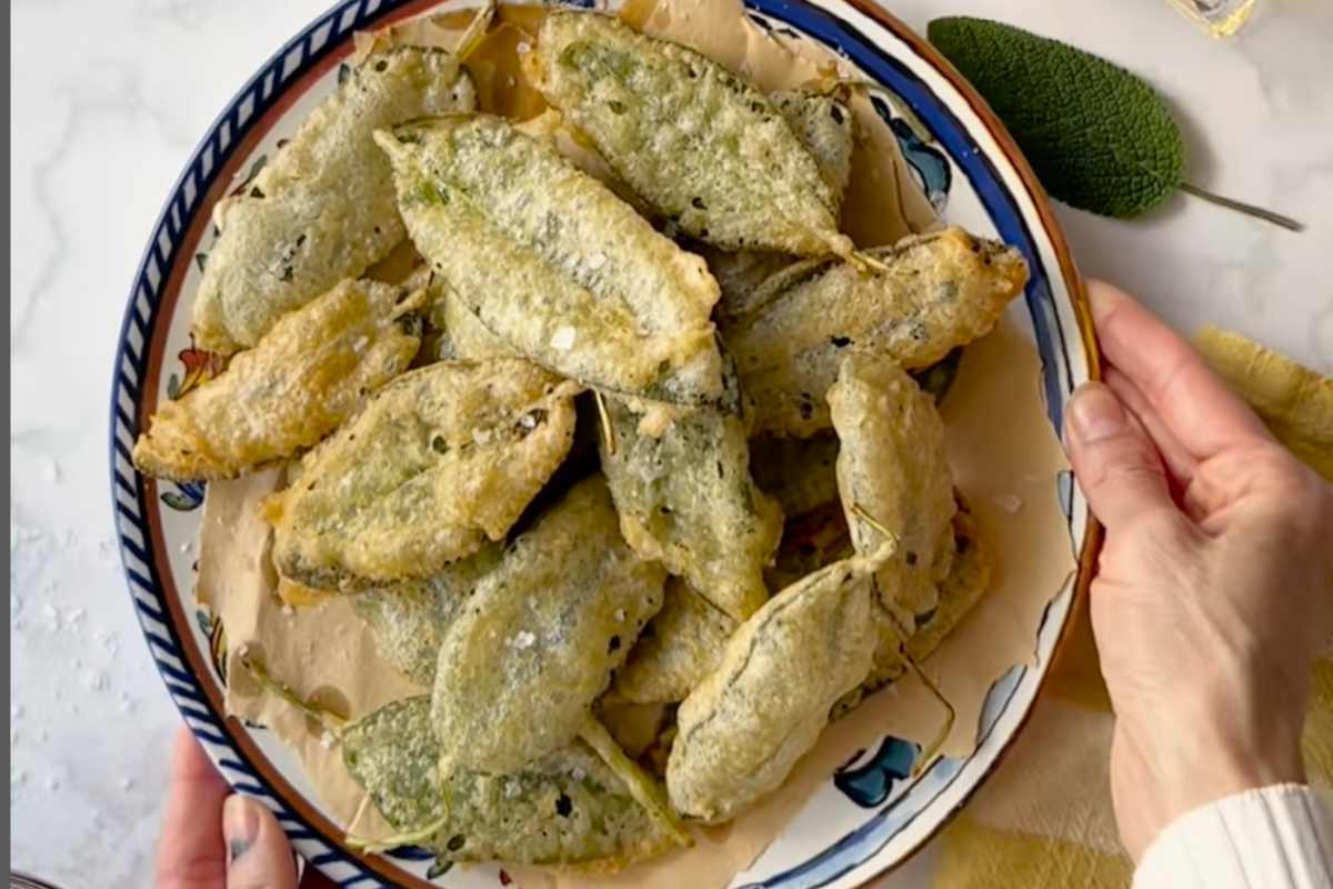 ciotola con salvia fritta