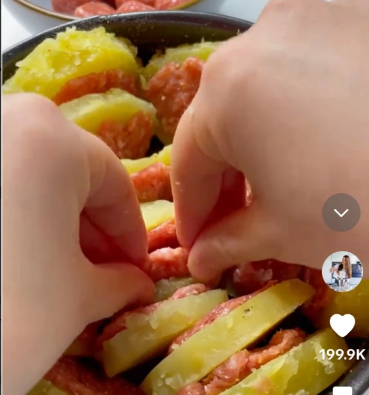 food blogger preparare il secondo con patate e salsicce