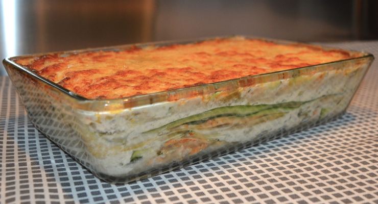 teglia di lasagne sopra ad un tavolo