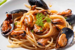 piatto si spaghetti con le cozze e sugo