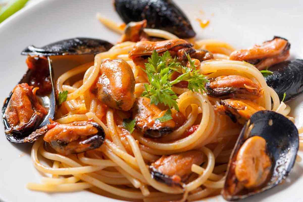 piatto si spaghetti con le cozze e sugo