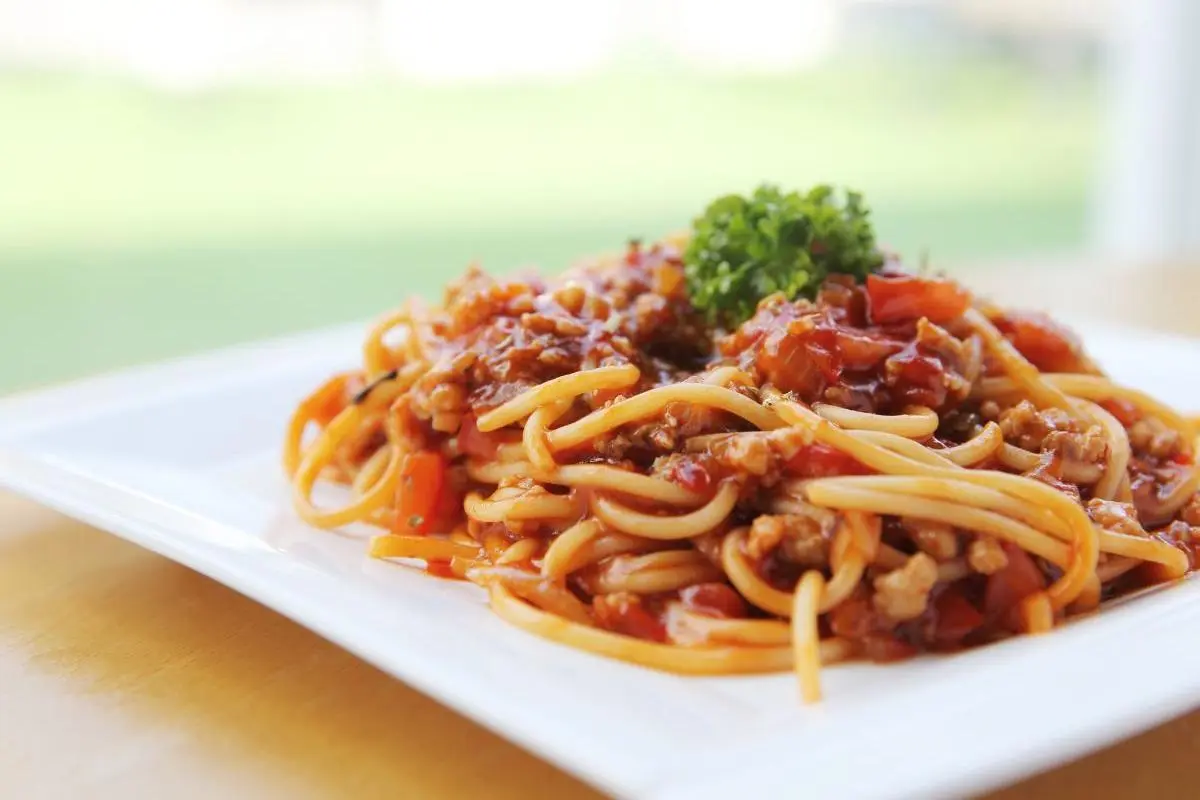 spaghetti con pomodoro in un piatto