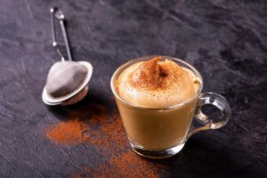 Spumone al caffè in un bicchiere