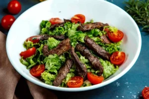 straccetti di carne con insalata