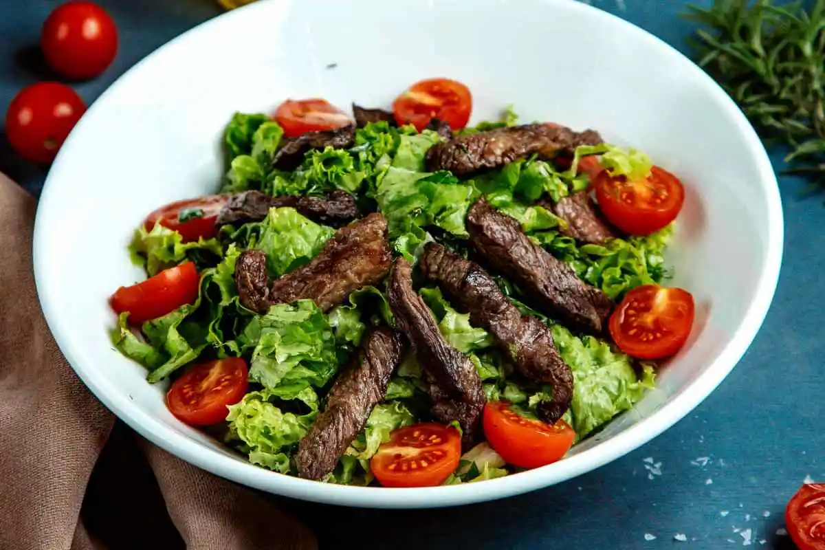 straccetti di carne con insalata