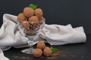 tartufini al cacao dentro ad una coppa di vetro